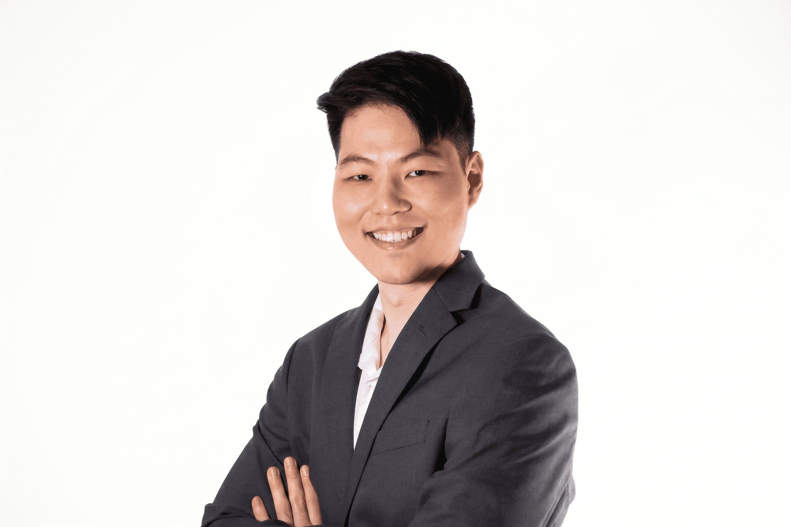 정장을 입은 현인수 부동산 중개 Realtor / 공동 대표