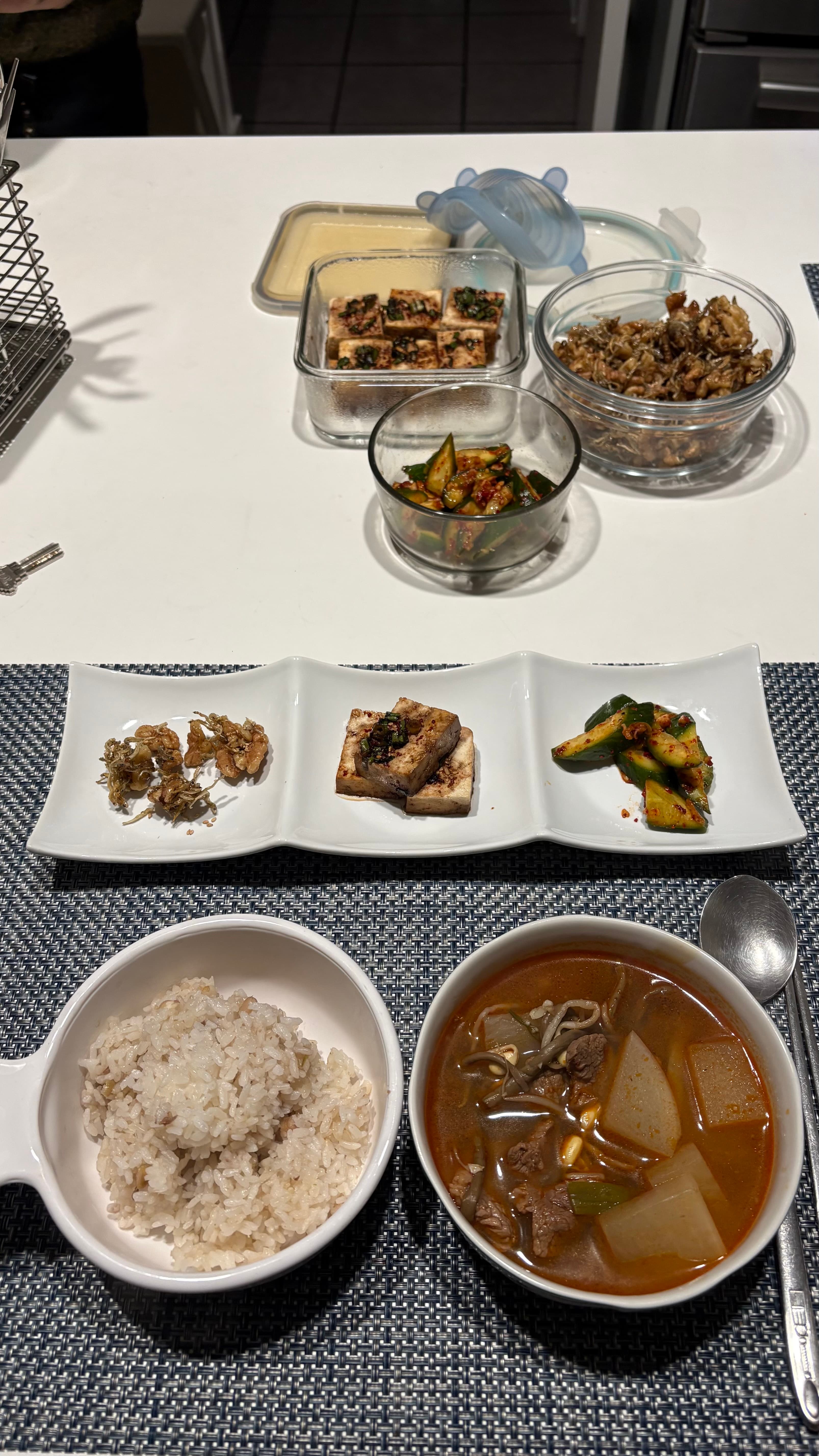 소고기무국과 밑반찬을 곁들인 한식 한상
